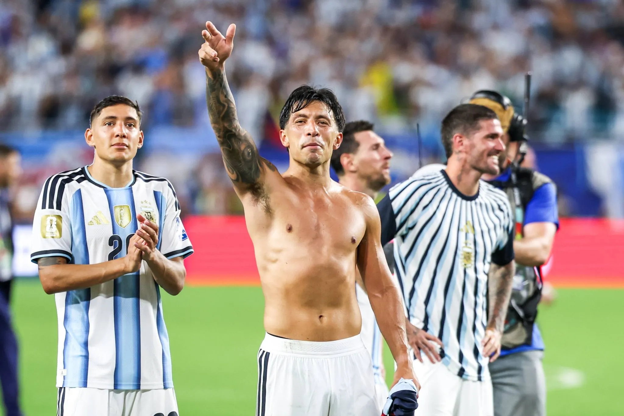 Lisandro Mart&iacute;nez celebra classifica&ccedil;&atilde;o argentina