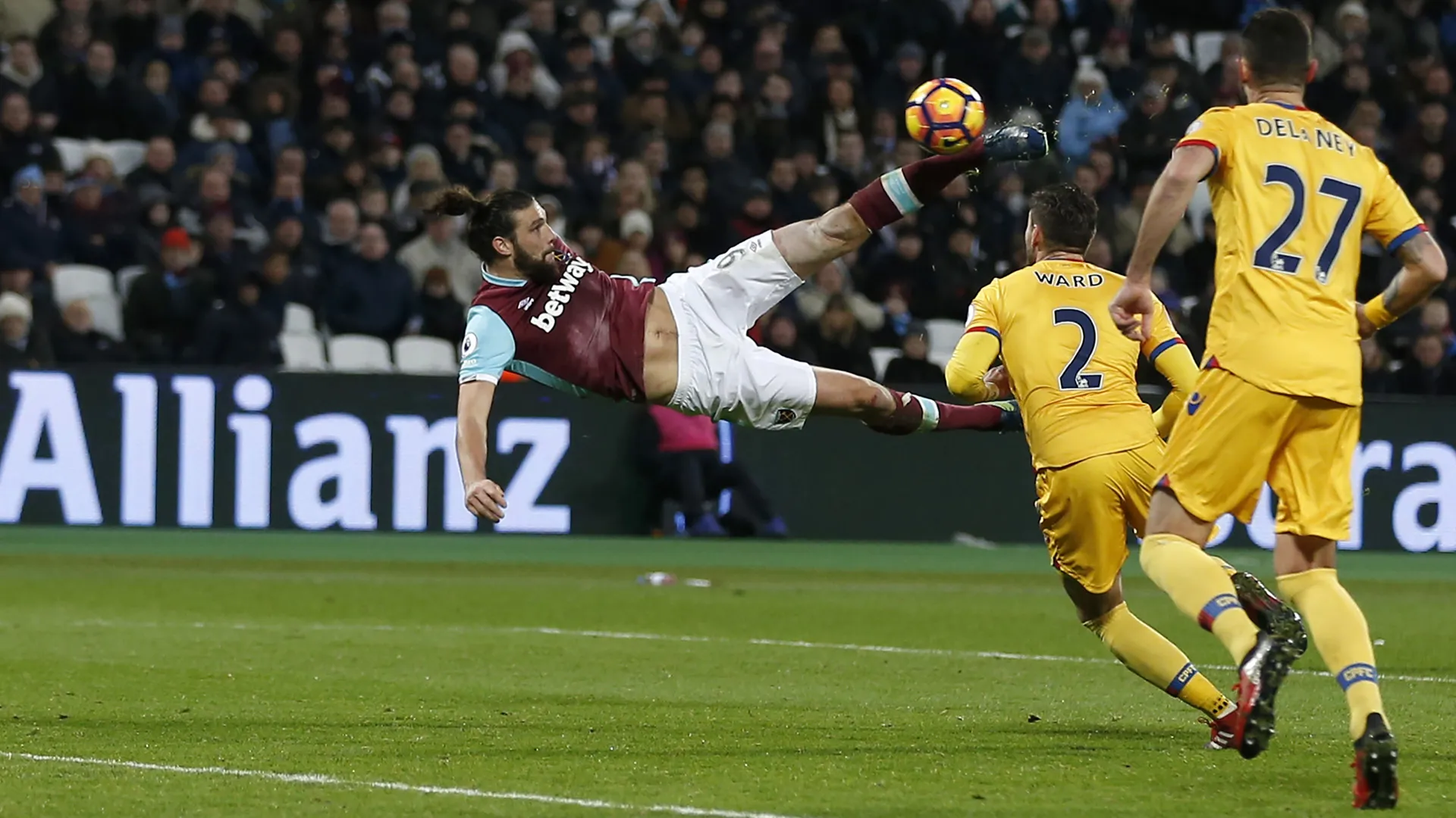 Acredite: Andy Carroll meteu este gola&ccedil;o de voleio pelo West Ham