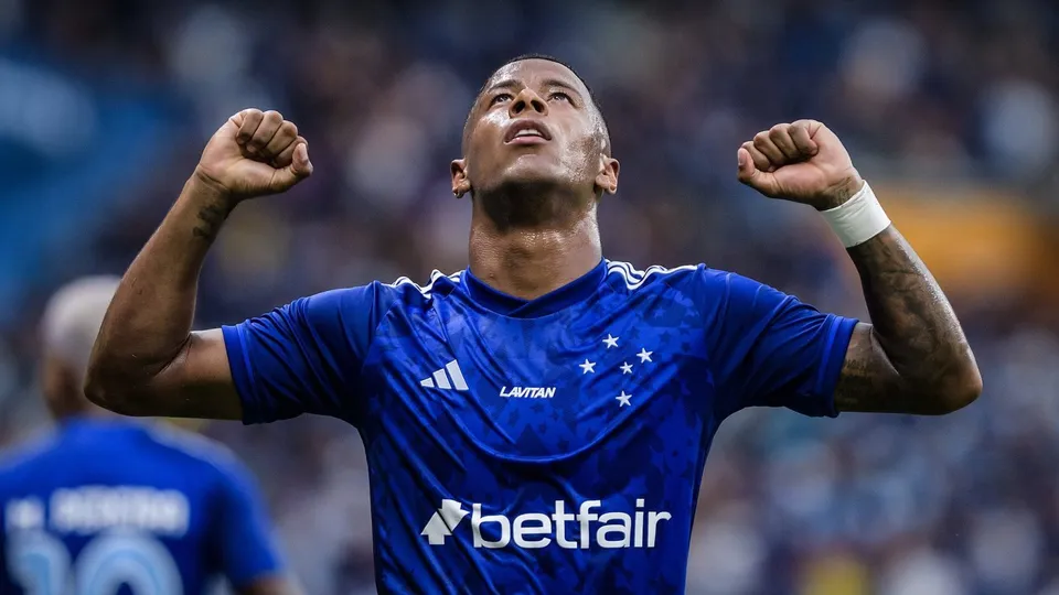 Arthur Gomes finalizou bem e marcou o primeiro gol do Cruzeiro ap&oacute;s linda bola de Matheus Pereira