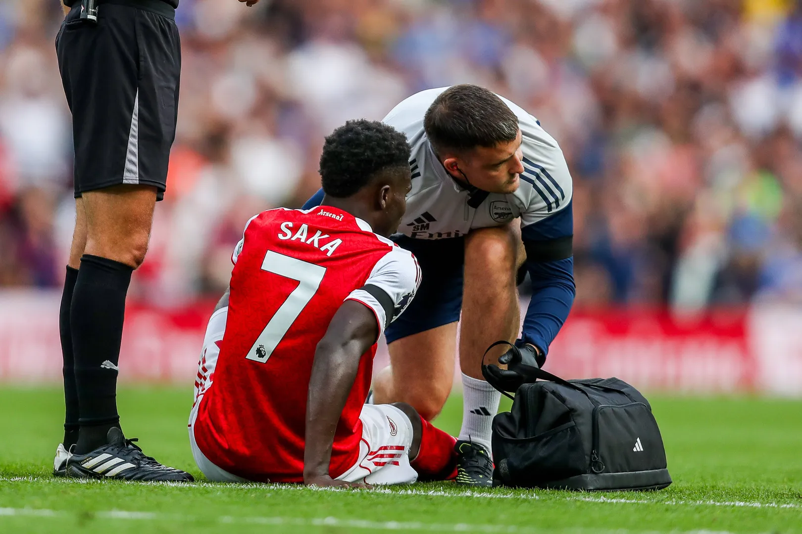 Saka recebe atendimento m&eacute;dico durante jogo do Arsenal