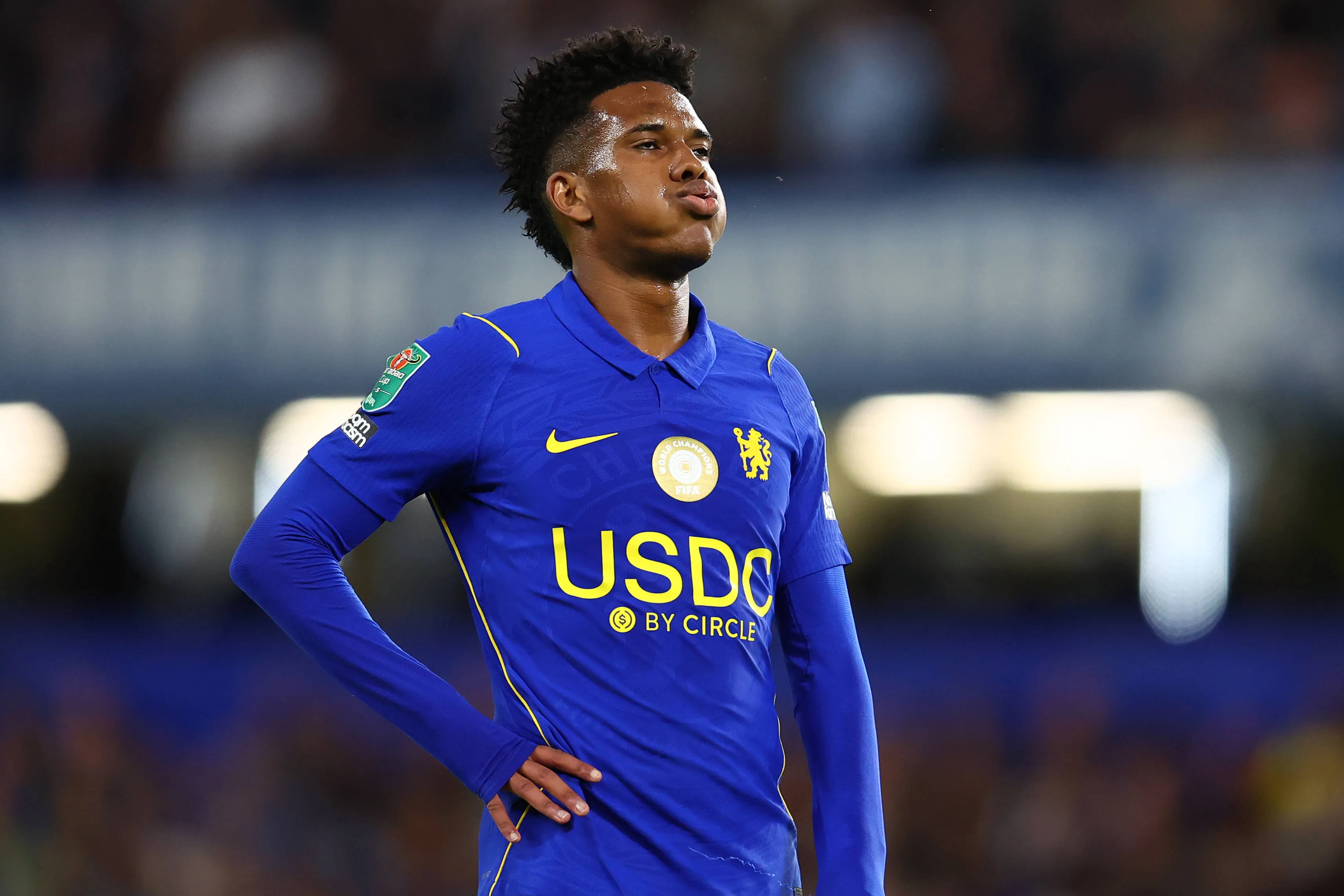 Est&ecirc;v&atilde;o se lamenta durante jogo do Chelsea