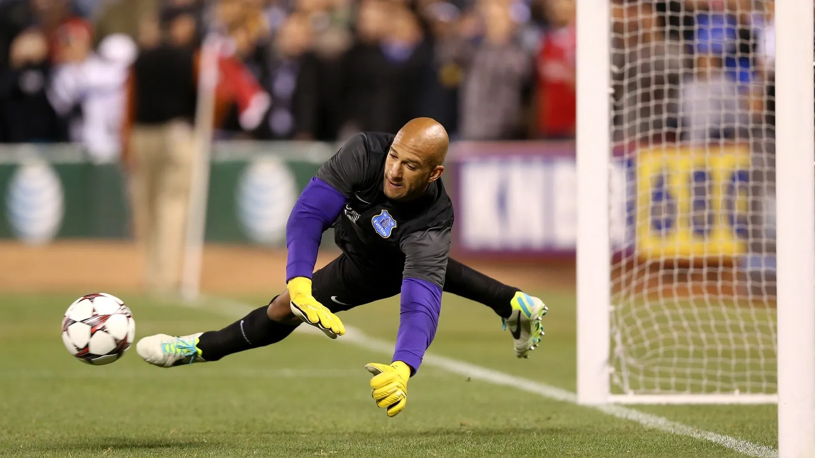 Tim Howard &eacute; t&atilde;o bom que pega at&eacute; p&ecirc;nalti de torcedor