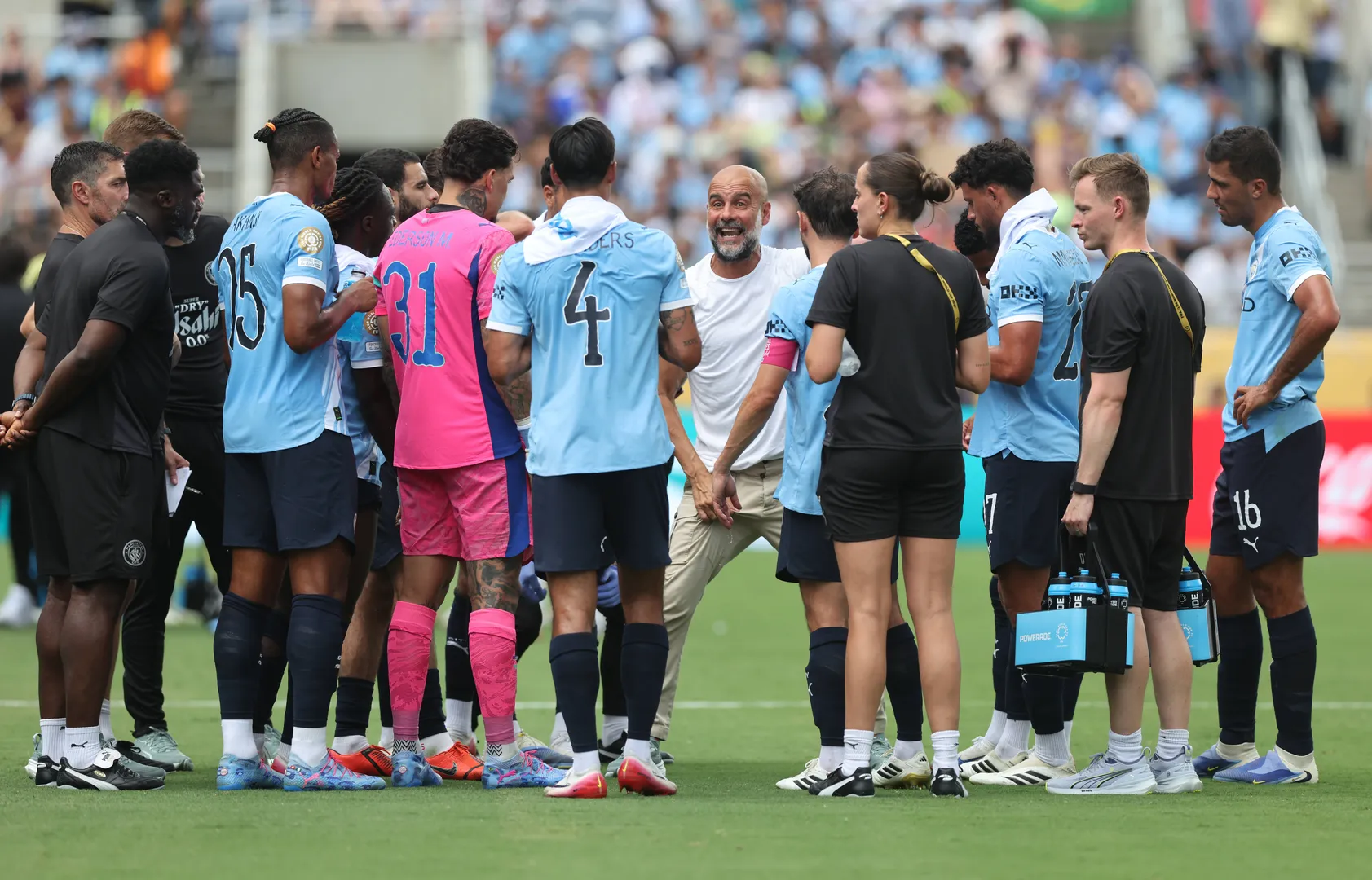 Guardiola orienta jogadores do City durante jogo contra Juventus