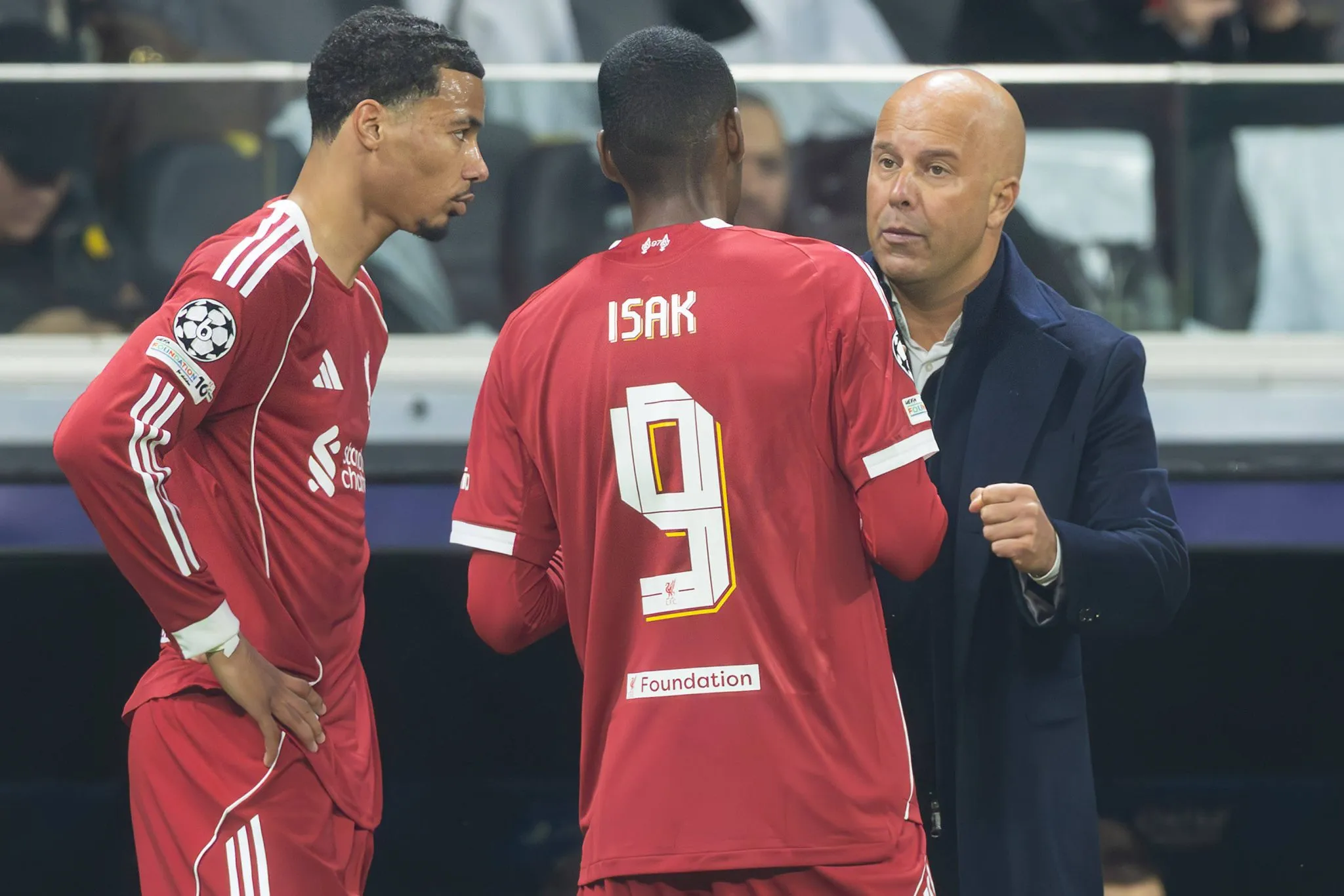 Ekitik&eacute; e Isak ouvem instru&ccedil;&otilde;es de Slot em jogo do Liverpool 