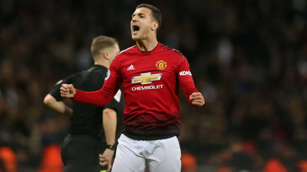 Dalot usou primeiro sal&aacute;rio no United para comprar &ocirc;nibus ao seu clube de inf&acirc;ncia