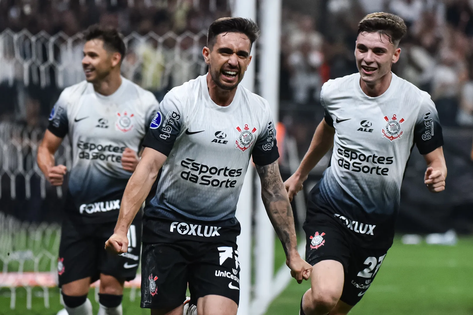 Corinthians cresceu de produ&ccedil;&atilde;o e se refor&ccedil;ou na luta contra o rebaixamento (Foto: Icon Sport)