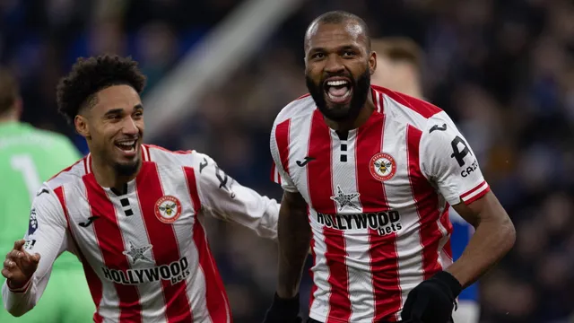 Por que o Brentford faz o oposto dos gigantes europeus no lan&ccedil;amento de suas camisas