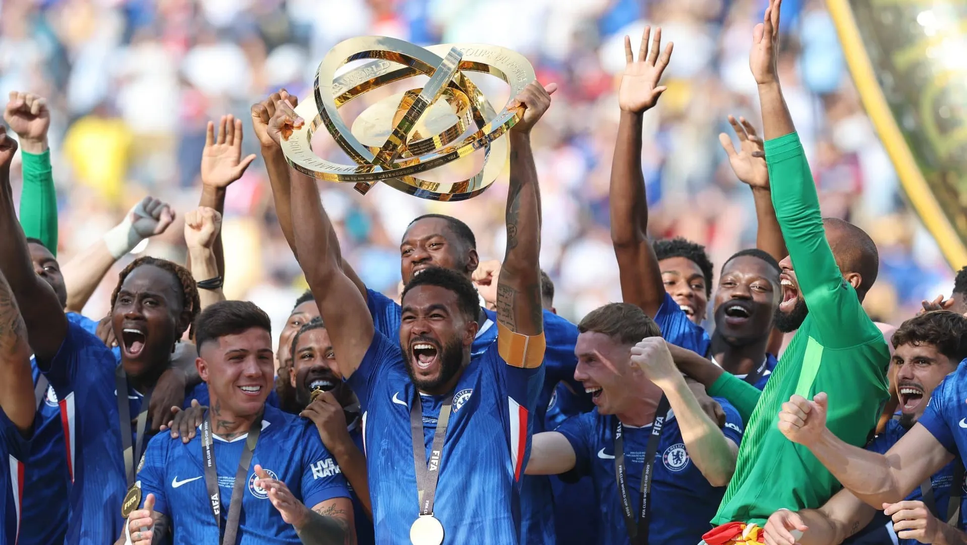 Chelsea levanta a ta&ccedil;a do Mundial de Clubes (Foto: Iconsport)