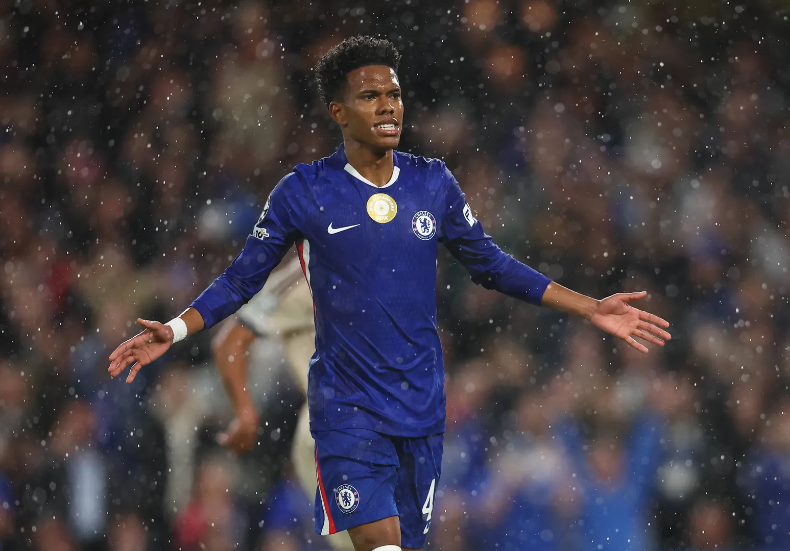 Est&ecirc;v&atilde;o celebra gol pelo Chelsea na Champions