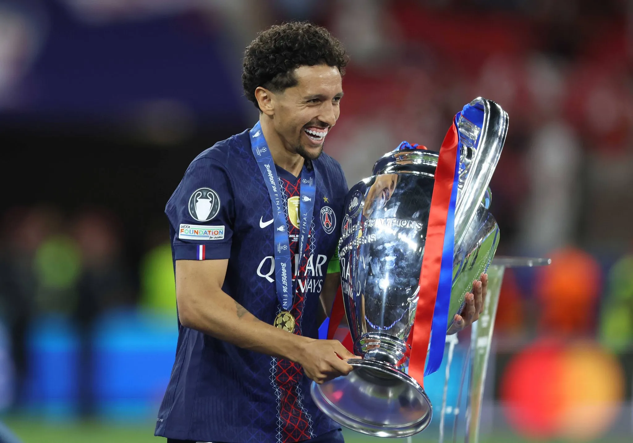 Marquinhos com ta&ccedil;a da Champions League (Foto: IMAGO / Crystal Pix)