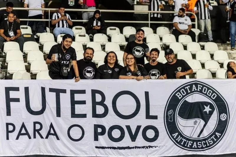 Coletivo Botafogo Antifascinta luta por democratiza&ccedil;&atilde;o dos est&aacute;dios (Foto: Divulga&ccedil;&atilde;o/Botafogo Antifascista)