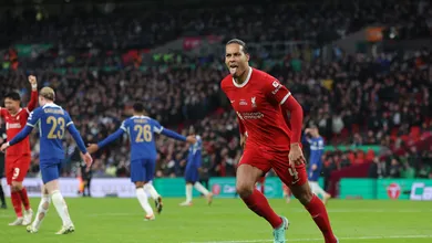 De cabe&ccedil;a e no apagar das luzes, Van Dijk mata o Chelsea e Liverpool &eacute; campe&atilde;o da Copa da Liga Inglesa