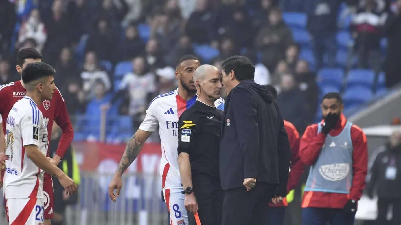 T&eacute;cnico do Lyon &eacute; expulso por encarar &aacute;rbitro e pode pegar gancho pesado