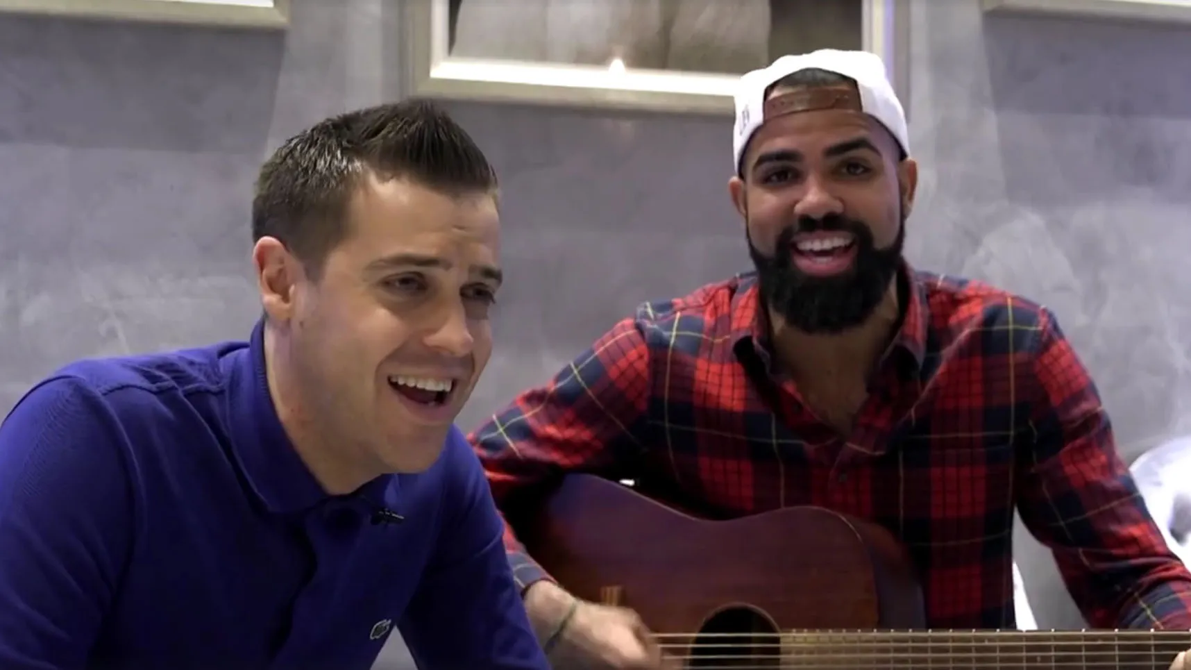 [V&iacute;deo] Sandro est&aacute; na segundona inglesa, mas mostra seu talento como m&uacute;sico em programa de TV