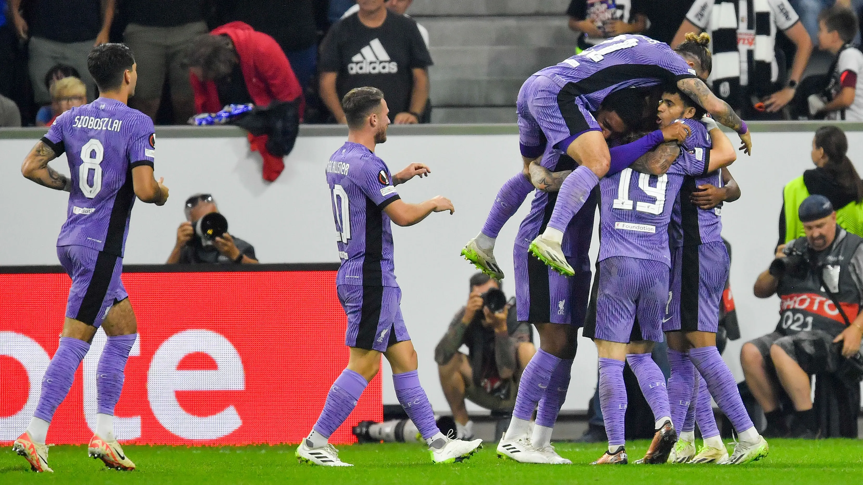 A Liga Europa come&ccedil;ou com um susto para o Liverpool, mas a virada n&atilde;o demorou