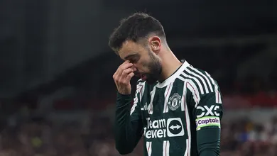 Manchester United sai no lucro com empate diante do Brentford ap&oacute;s levar 4 bolas na trave