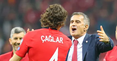 Senol G&uuml;nes transformou a sele&ccedil;&atilde;o em 2019 e, cheia de jovens, a Turquia se confirma na Eurocopa