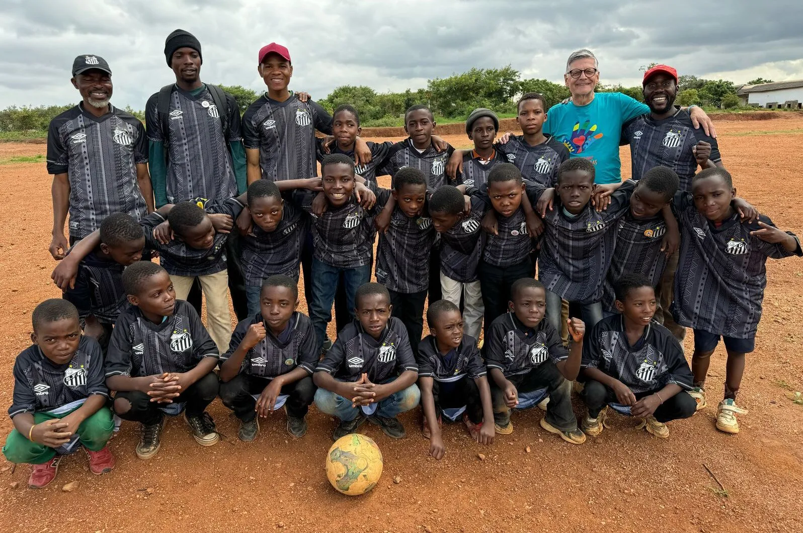 Santos doa uniformes para crian&ccedil;as do Congo e tem planos de avaliar garotos