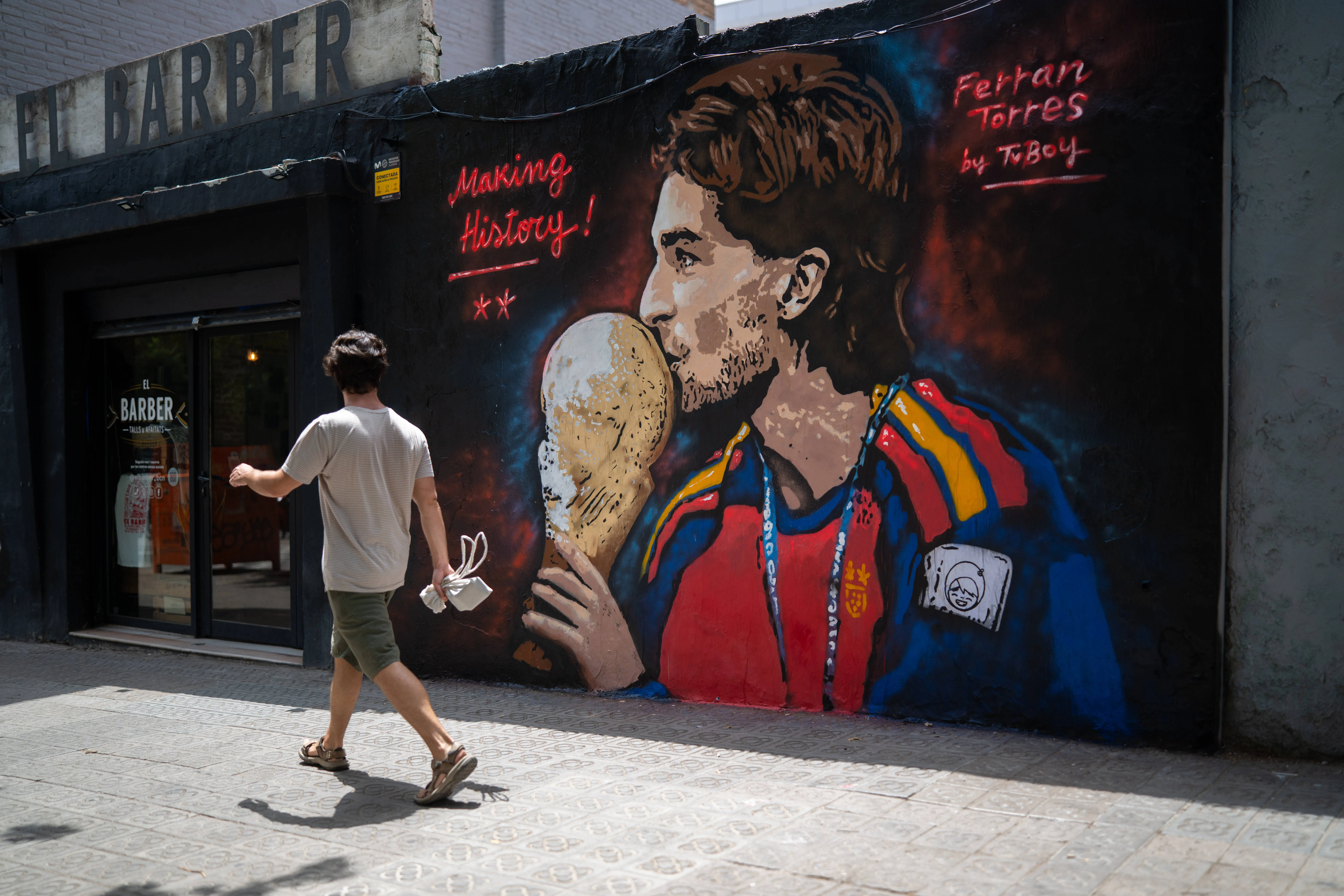 Mural de Ferran Torres com a taça da Copa do Mundo em Barcelona, na Espanha