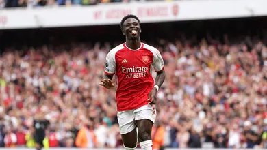 Arsenal levou um sustinho, mas dominou o Nottingham Forest e estreou com vit&oacute;ria