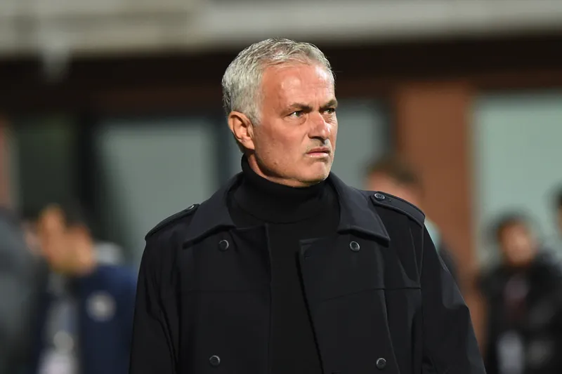 Jos&eacute; Mourinho comanda o Fenerbah&ccedil;e desde junho de 2024