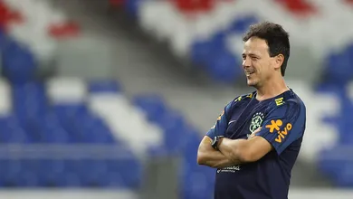 Diniz &eacute; tietado e at&eacute; imita rep&oacute;rter na brincadeira, mostrando clima leve da Sele&ccedil;&atilde;o