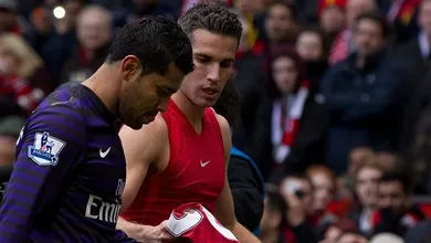 Andr&eacute; Santos se desculpa por pedir camisa de Van Persie