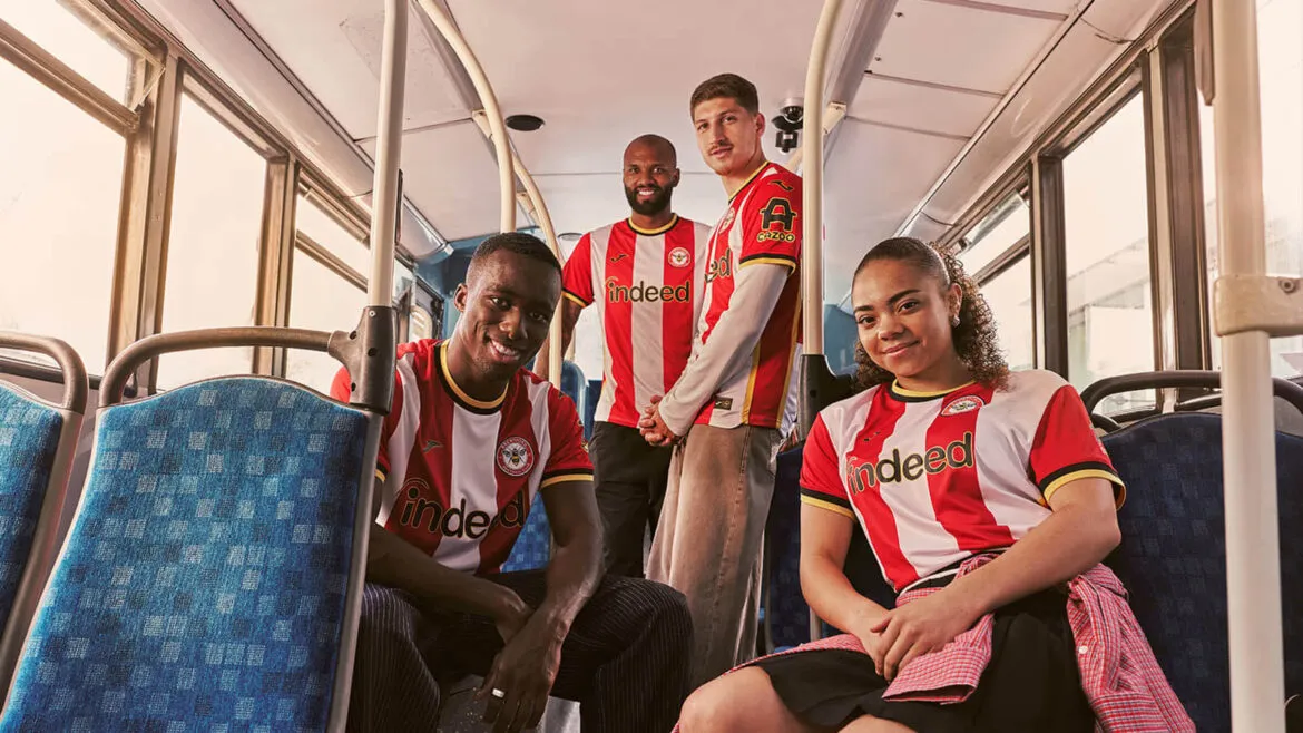 Jogadores do Brentford posam com nova camisa do clube 