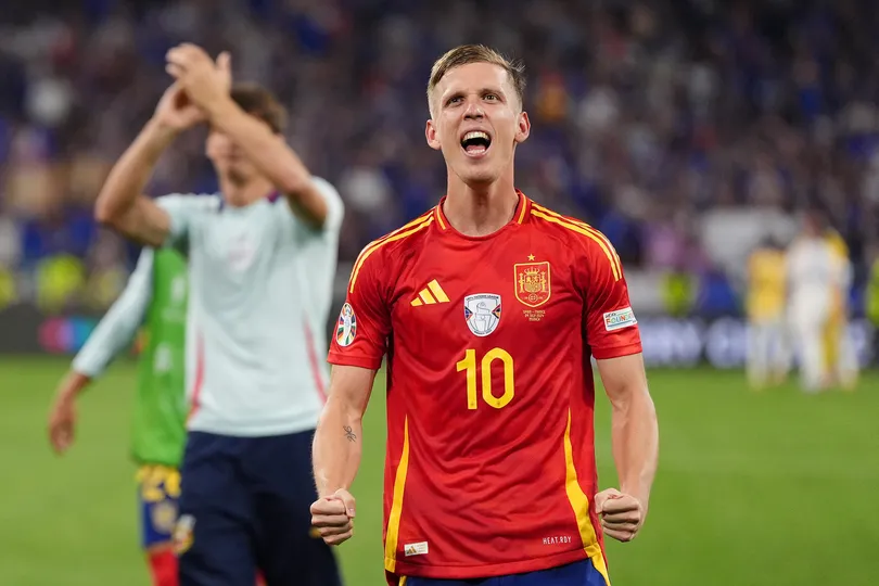 Dani Olmo celebra classifica&ccedil;&atilde;o espanhola diante da Fran&ccedil;a