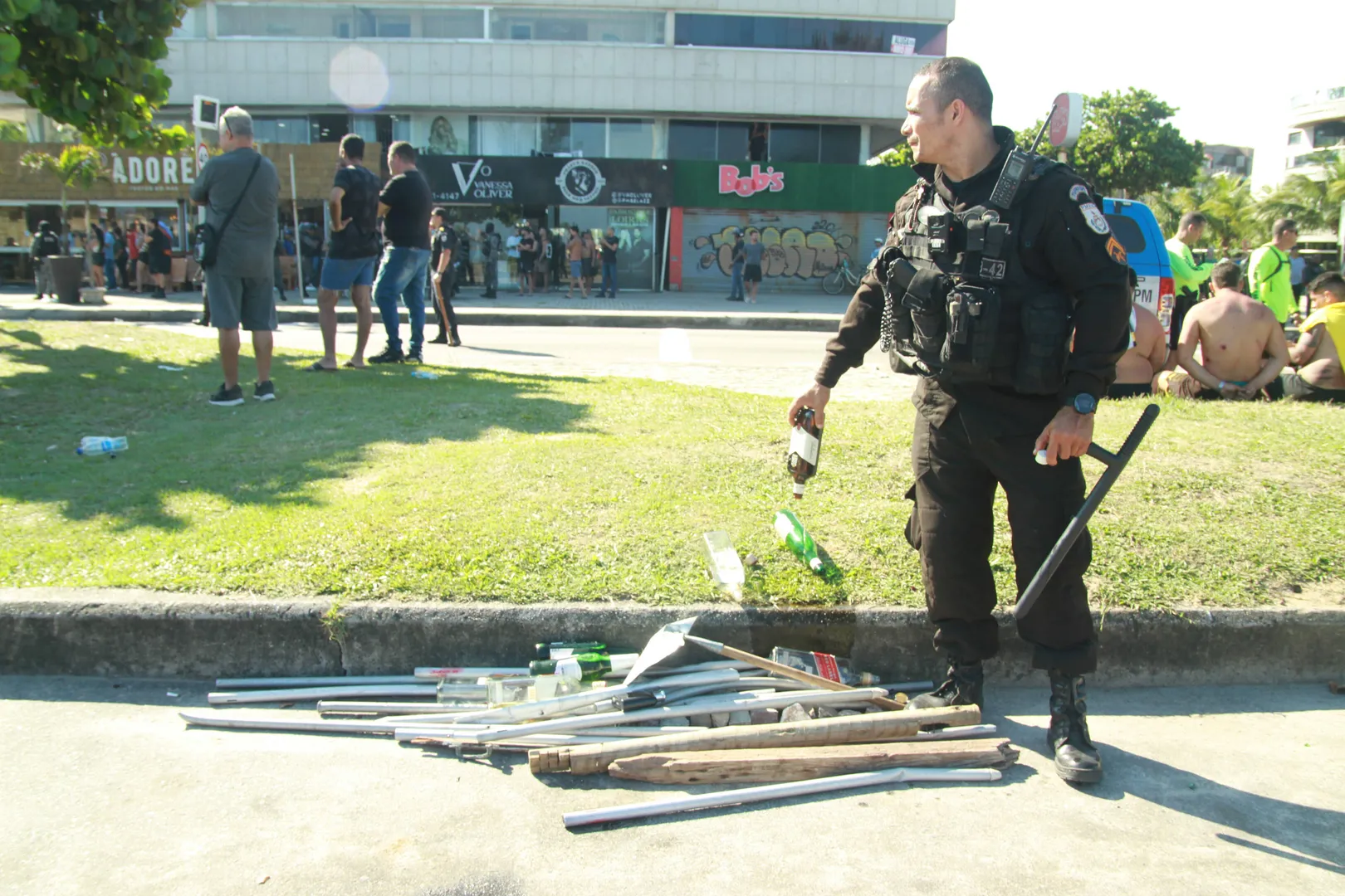 Parte dos objetos que foram apreendidos ap&oacute;s a confus&atilde;o com torcedores do Pe&ntilde;arol (Foto: Imago)