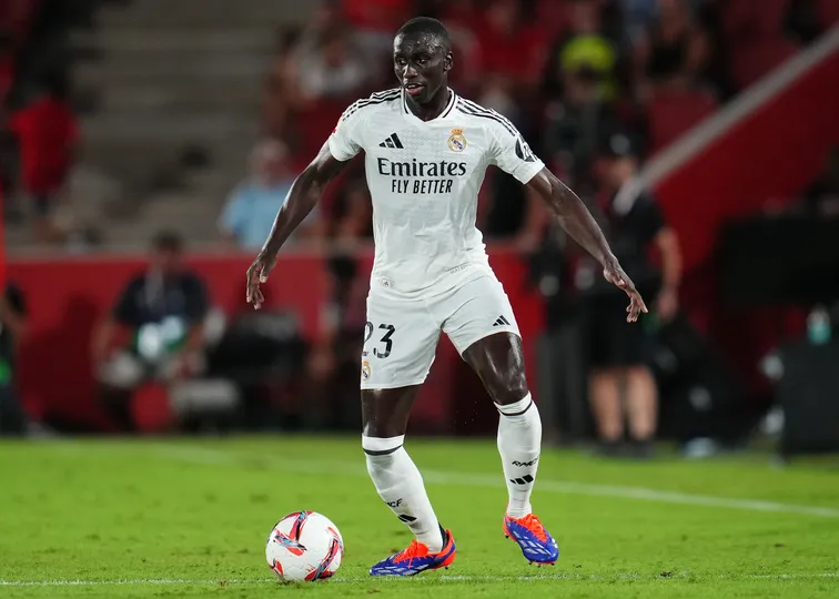 Desde que chegou ao Real Madrid, em 2021, Mendy j&aacute; perdeu mais de 50 jogos por les&otilde;es. Foto: Icon Sport