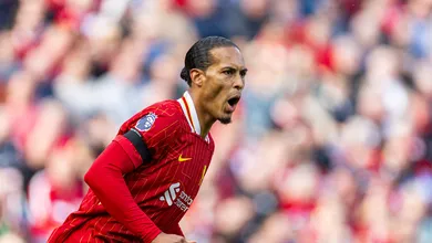 Van Dijk est&aacute; furioso com Liverpool antes da estreia na Champions League