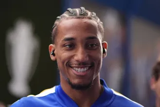 Com Ancelotti na arquibancada, Jo&atilde;o Pedro manda recado e Chelsea bate o Brighton
