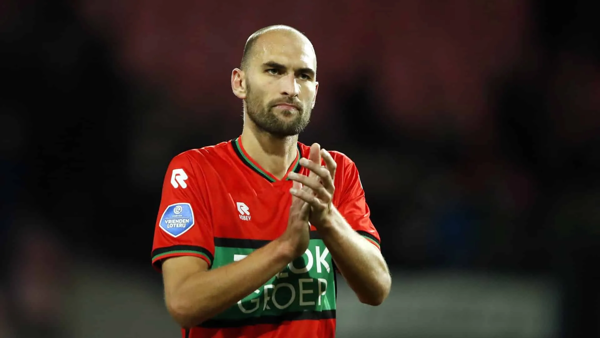 Boa not&iacute;cia: ap&oacute;s sofrer desmaio em campo, Bas Dost se recupera bem no hospital