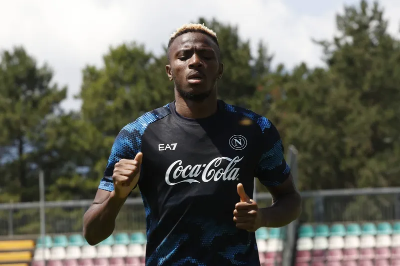 Osimhen se reunir&aacute; com os representantes do Al-Ahli, e pode ir ao futebol saudita