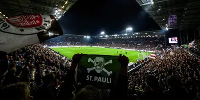 Uma cole&ccedil;&atilde;o de fotos espetaculares que reconstroem o que foi o St. Pauli x Hamburgo desta segunda