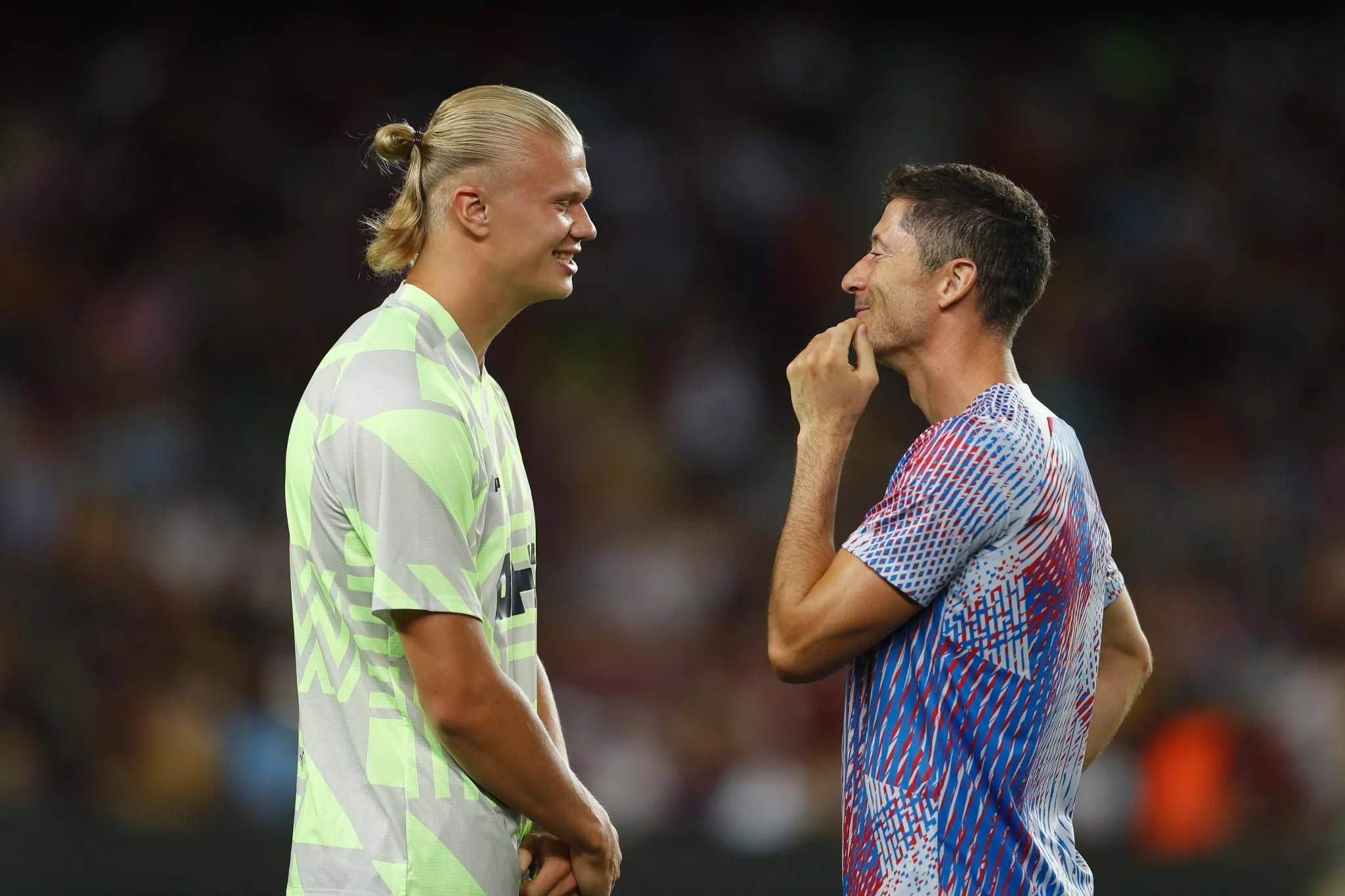 Haaland e Lewandowski conversam