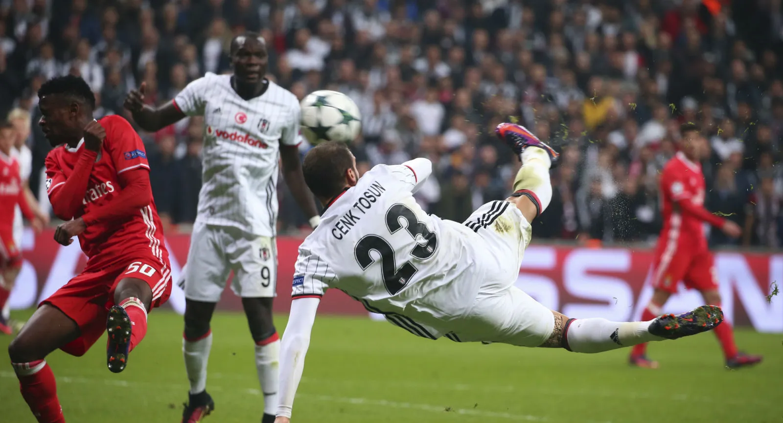 Este fabuloso gol de voleio abrilhantou ainda mais um Besiktas x Benfica de tirar o f&ocirc;lego