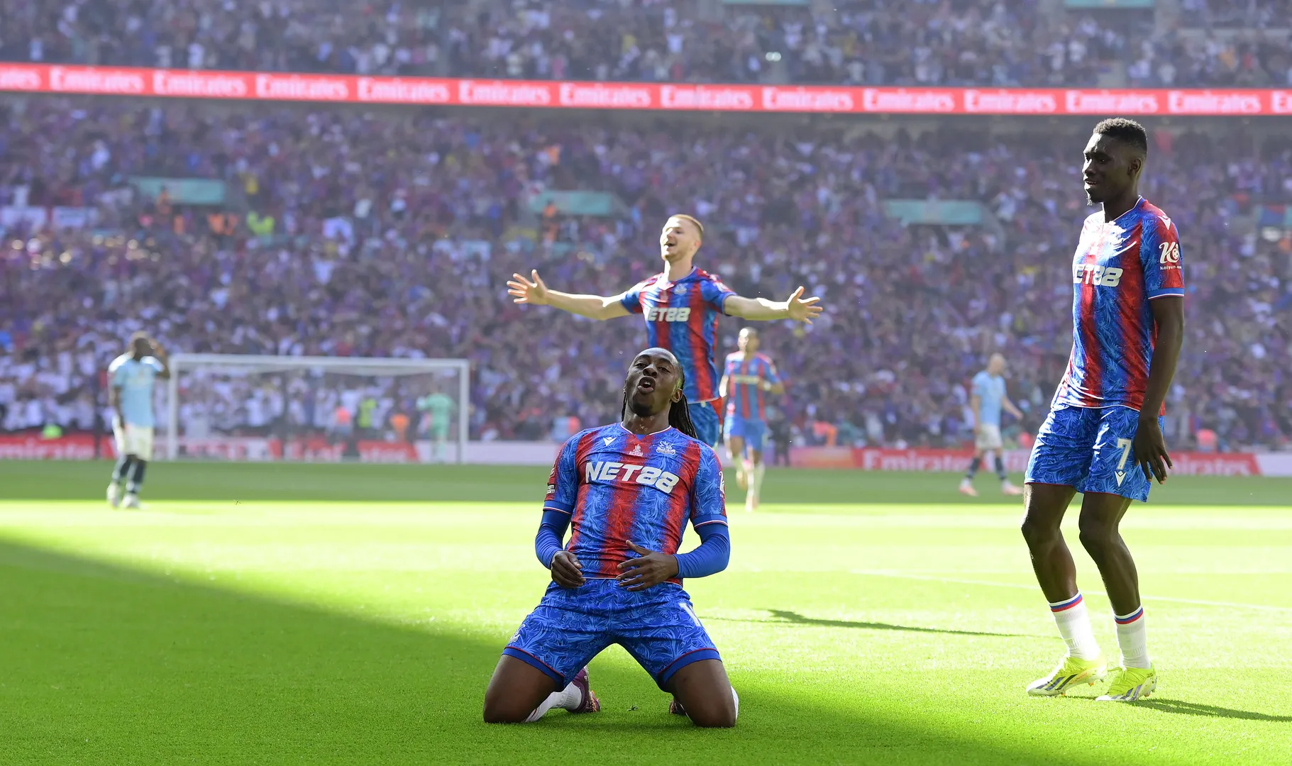 Eze comemora gol do t&iacute;tulo do Crystal Palace