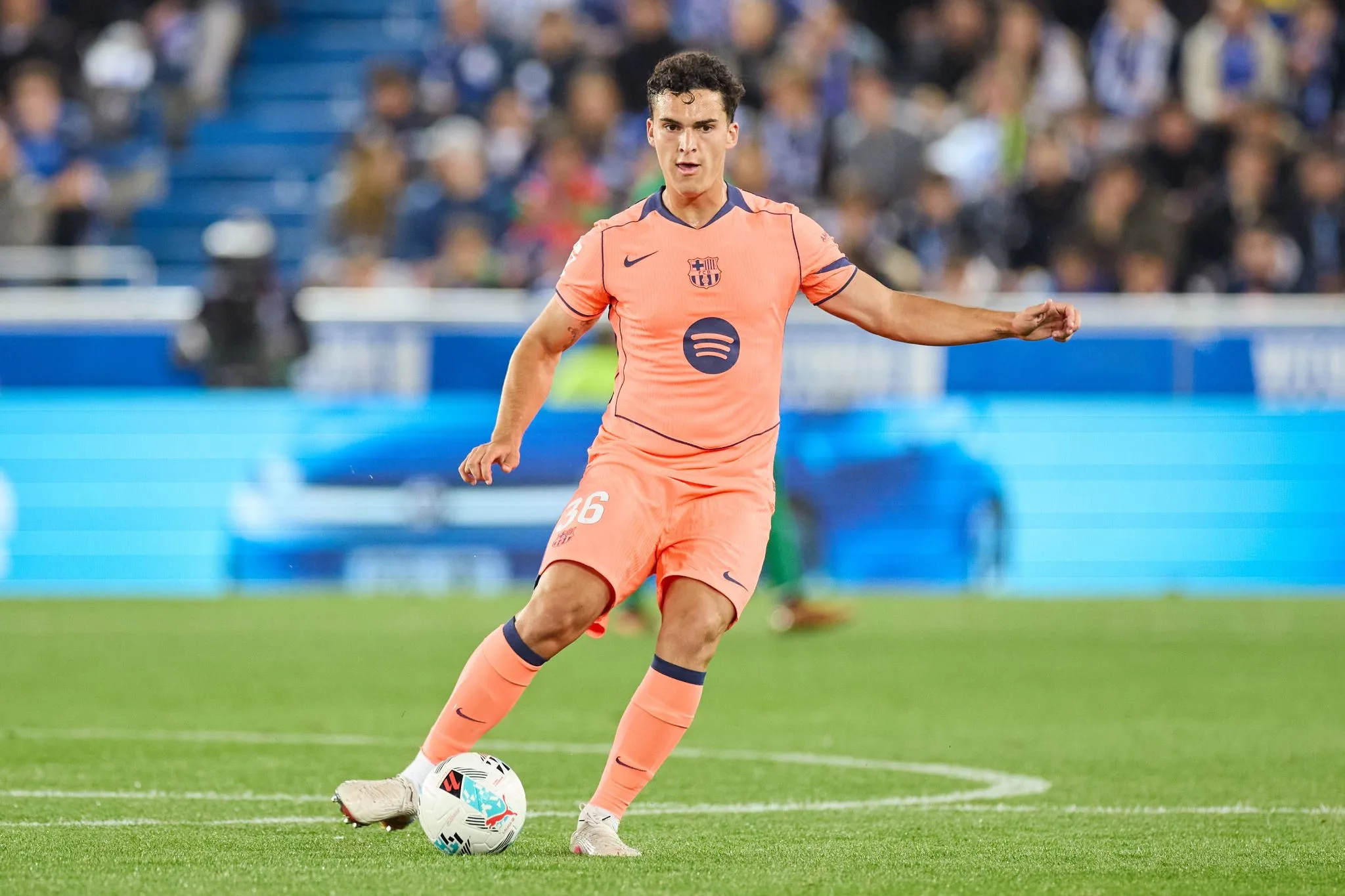 &Aacute;lvaro Cort&eacute;s, zagueiro do Barcelona (Foto: IMAGO / Ricardo Larreina Amador)