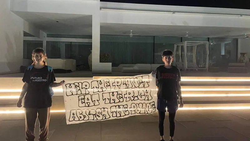 Mans&atilde;o de Messi em Ibiza &eacute; invadida pelo Grupo Futuro Vegetal. Foto: Reprodu&ccedil;&atilde;o/ Twitter - @FuturoVegetal