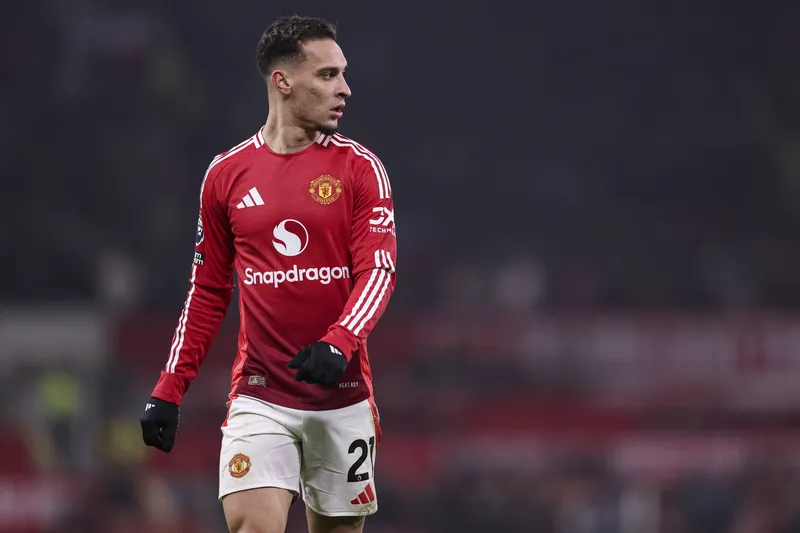 Antony em a&ccedil;&atilde;o pelo Manchester United 