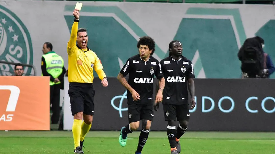 O maior choque depois da Copa n&atilde;o &eacute; o n&iacute;vel t&eacute;cnico do futebol brasileiro, &eacute; a arbitragem