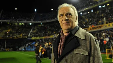 Para Alfio Basile, o futebol teve apenas tr&ecirc;s extraterrestres: Maradona, Messi e Pel&eacute;