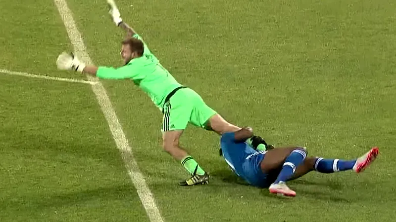 Segue o jogo? Drogba agarrou perna de goleiro advers&aacute;rio na MLS e levou s&oacute; amarelo