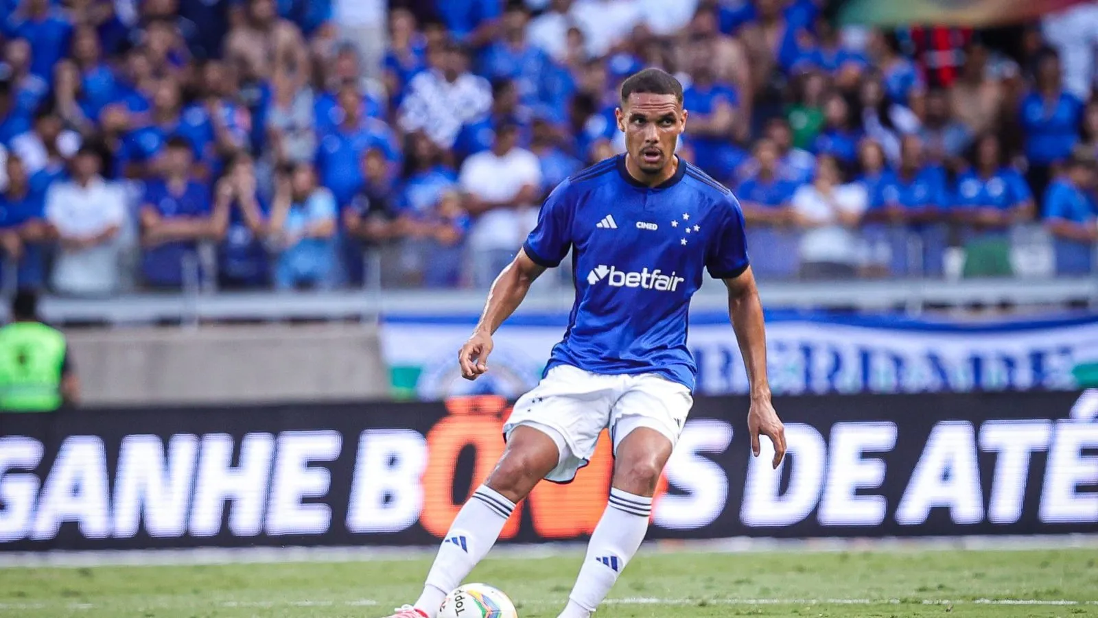 Titular sempre que dispon&iacute;vel, Neris parece ter a prefer&ecirc;ncia de Larcam&oacute;n no Cruzeiro