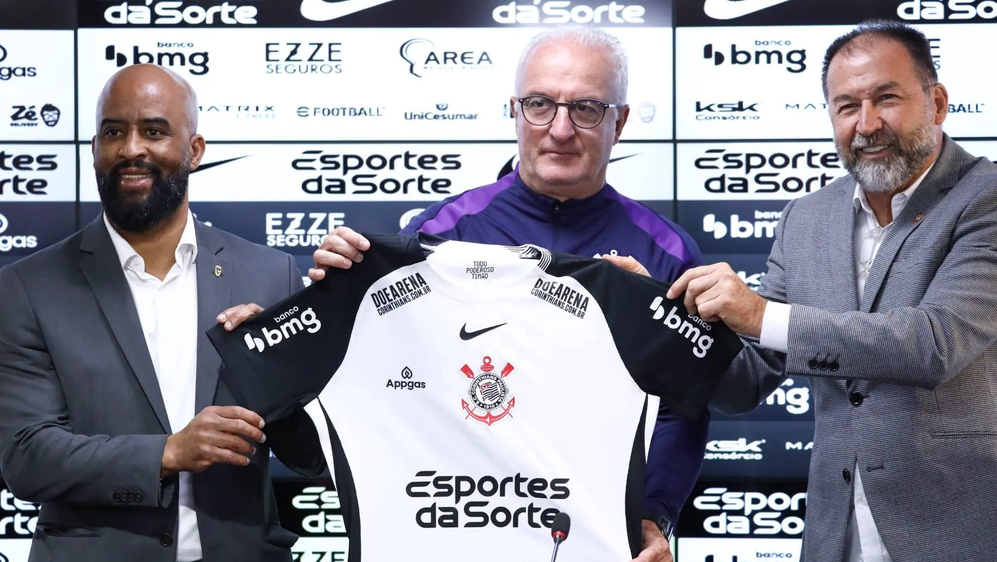Presidente do Corinthians esnoba risco de impeachment e promete &lsquo;esfor&ccedil;o&rsquo; para ajudar Dorival