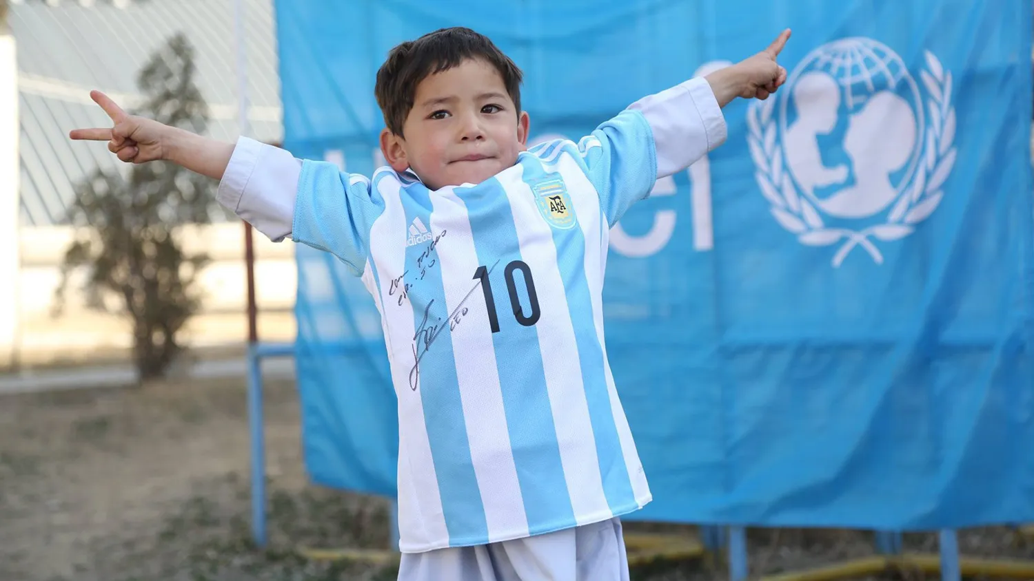 Murtaza, o garoto do saco pl&aacute;stico, agora tem uma camisa de verdade do Messi