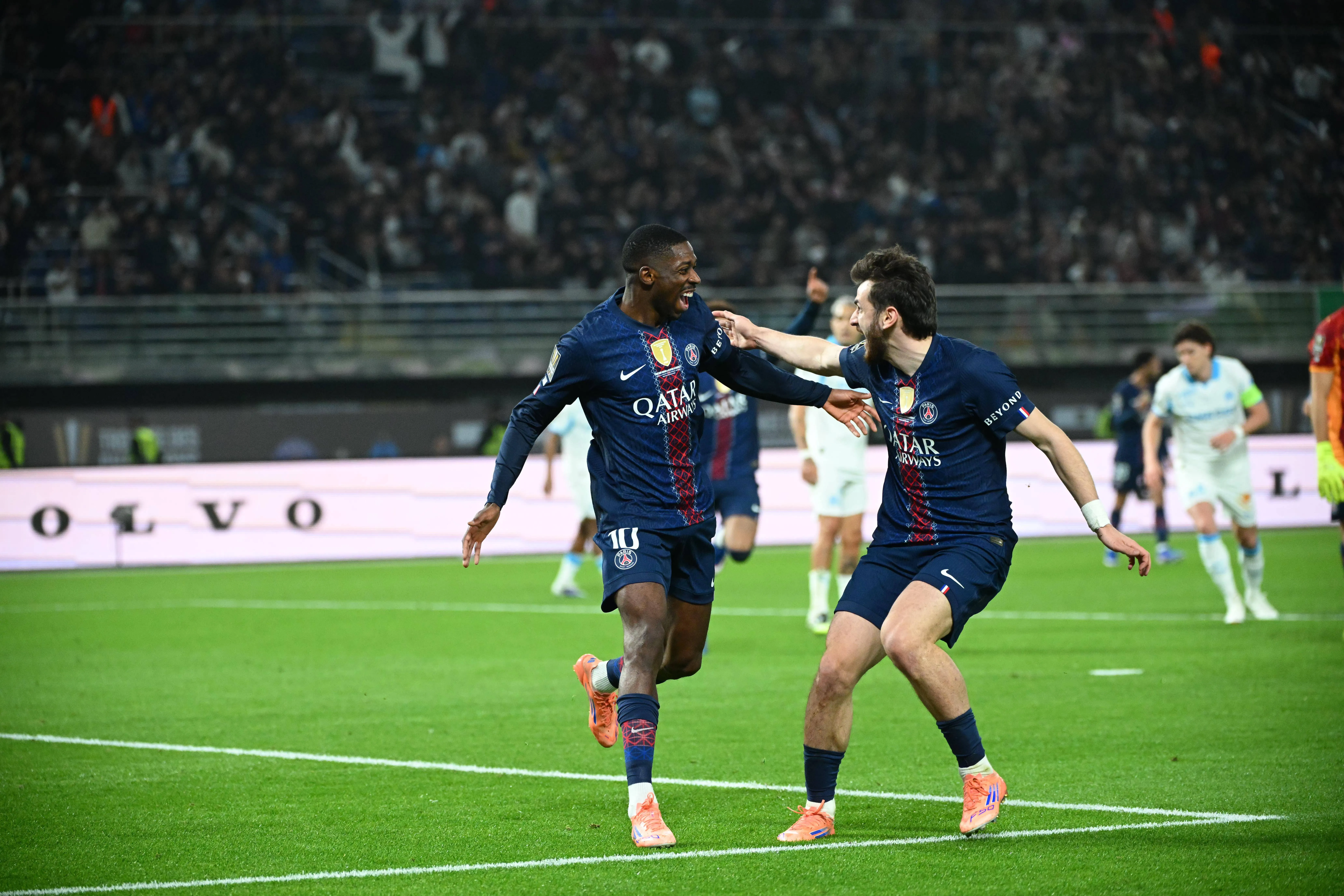 Dembélé e Kvaratskhelia em atuação pelo PSG (Foto: IMAGO / PRESSE SPORTS)