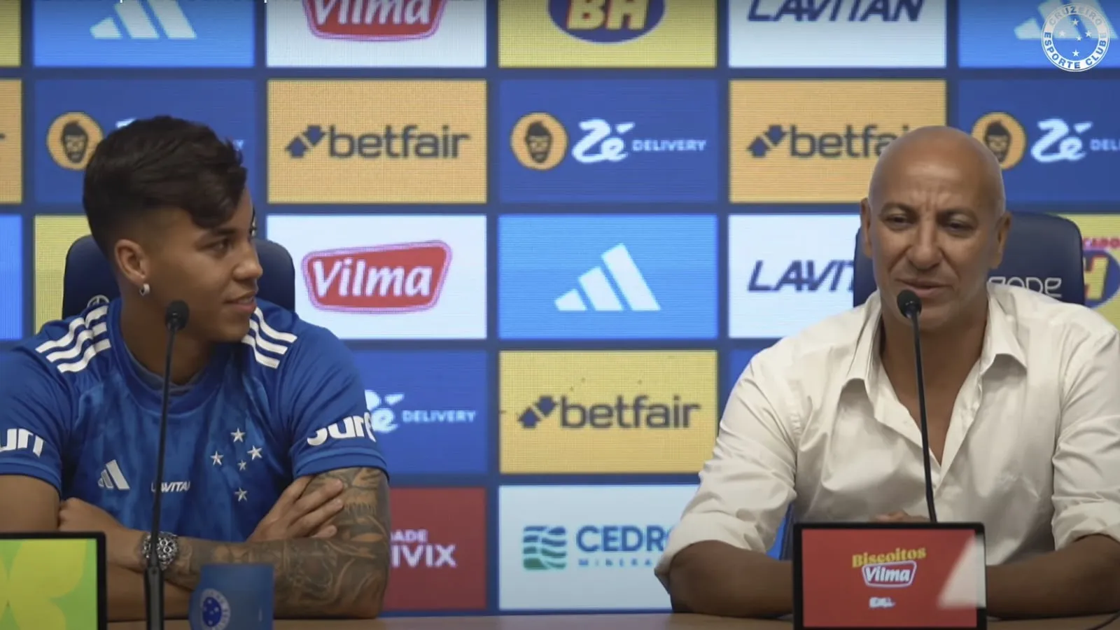 Pai de Kaio Jorge rouba a cena em apresenta&ccedil;&atilde;o do filho no Cruzeiro; assista